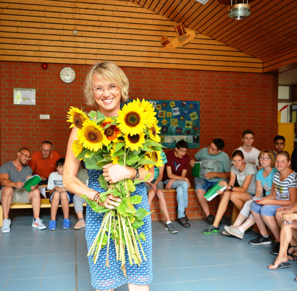 Eine Frau mit einem Strauß Sonnenblumen